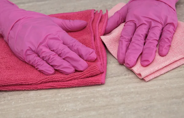 Vergelijking van twee verschillende microvezeldoeken. Rubber roze handschoenen voor reiniging. — Stockfoto