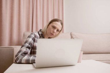 Genç bir kız öğrenci bir derste söylenenleri anlamaya çalışıyor..