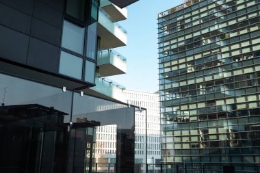 Milan, İtalya, Mart 2020. Milan 'ın merkezindeki eşsiz çok katlı binanın modern dış görünüşü çarpıcı tonlara ve geometrik şekillere sahip..