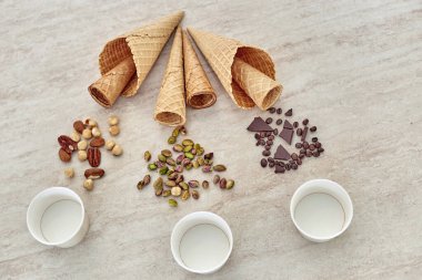 Dondurmanın malzemelerini masaya serdim..