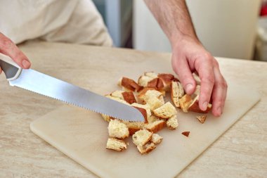 Ekmeğin üzerindeki kızarmış ekmeklerin hazırlanması.