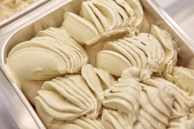 Marketteki tepside hafif vanilyalı dondurma..