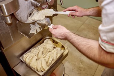 Dondurma üretimi için yakın plan makine.