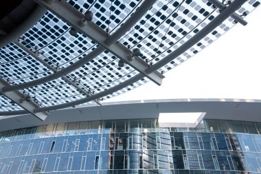 Milan, İtalya, Mart 2020. Yuvarlak ofis manzarası. Bir sürü pencere. Geometrik şekilli cam çatı. Milan 01.20