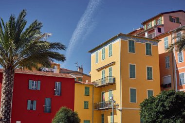 Farklı boyutlarda renkli evler..