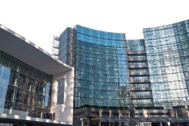 Mart 2020. Milan mı? Geniş pencereli, büyük ofis binalarının manzarası. Milan 01.20.