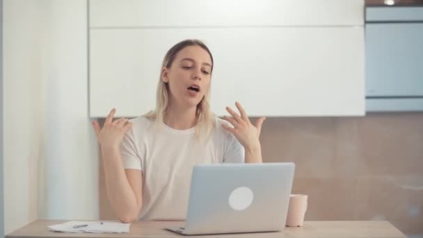 Çevrimiçi sohbet. Mesafe öğrenme. Bir konuşma sırasında el kol hareketi yap. — Stok video
