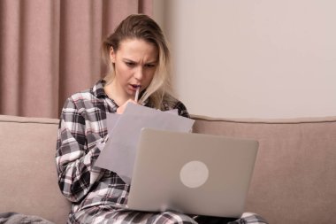 Pijamalı kız ders çalışmaya odaklanmış..