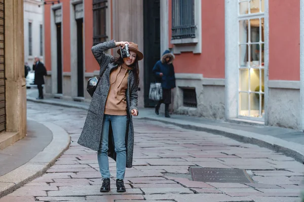 Menina turista caminha ao longo de uma rua velha com um paralelepípedo . — Fotografia de Stock