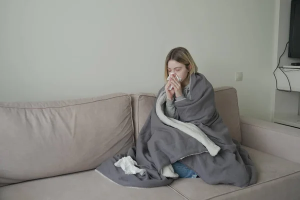 Ziek meisje niezen in weefsel — Stockfoto