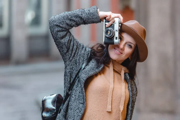 Mooi meisje toerist met een camera in zijn handen. — Stockfoto