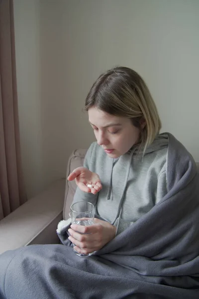 Giovane donna che prende pillola con acqua — Foto Stock