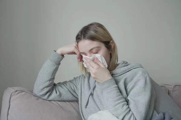 インフルエンザの症状を持つ女性の. — ストック写真