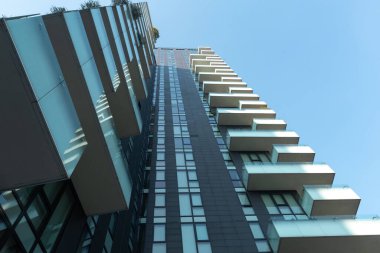 Mart 2020. Milan mı? Bir sürü penceresi olan yüksek katlı bir binada siyah, modaya uygun, modern fayanslar. 01.2020 Milano