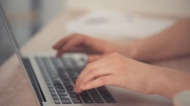 Laptop klavyesinde hızlı daktilo. Parlak arkaplan.