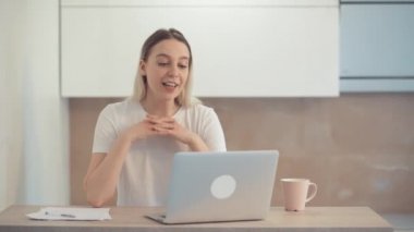 Gülümseyen genç kız konuyu internette tartışıyor. Keyfim yerinde. Büyük parlak ofis