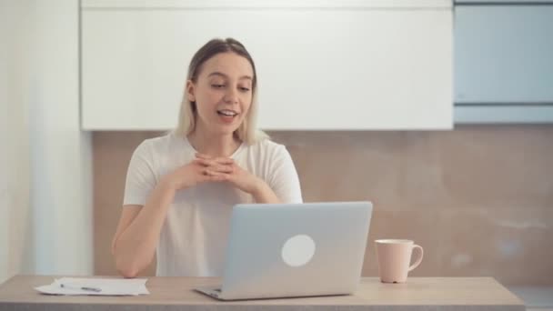 Smiling young girl is discussing the issue online. In a good mood. Large bright office — Stock Video
