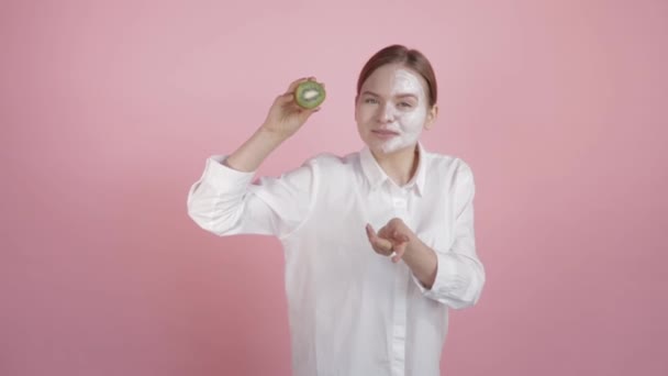 La chica muestra en su mano una crema facial . — Vídeos de Stock