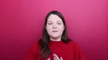 Güzel kız birine bir şey açıklamaya çalışıyor ama o bunu duymuyor..