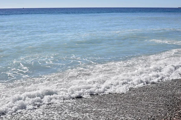 Rest in warm countries. Beautiful blue waves. — Stock Photo, Image