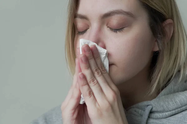 Persona femenina con síntomas de gripe . — Foto de Stock