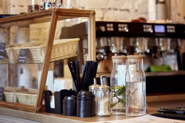 Tek kullanımlık tüpler ve bardaklar kafede..