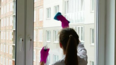 Güzel, genç, esmer kızlar sırtüstü durup temizlik yaparlar..