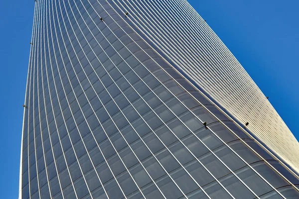 01.2020ミラノ。大きな窓のある大きなオフィスビルの一番下の景色. — ストック写真