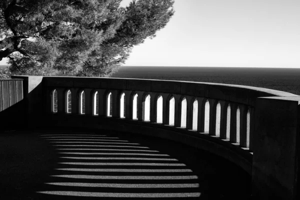 Schwarz-weiße Foto-Terrasse oder Balkon. — Stockfoto