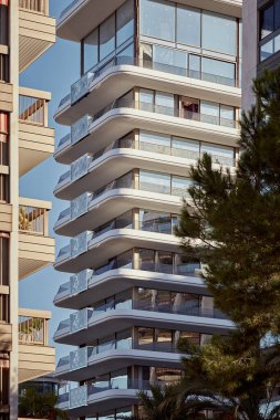 Güneşli bir günde, gökdelenli oteller ya da konutların ön cephesi.