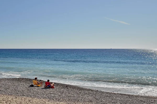 Duas pessoas deitadas na praia e desfrutar da vista e suas férias . — Fotografia de Stock