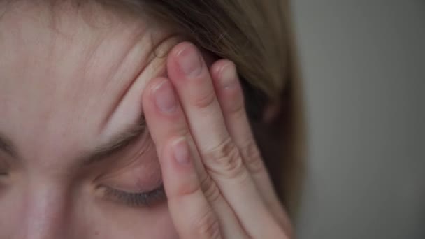 Masaż palcami. Dziewczyna ma migrenę, ból głowy, złe samopoczucie.. — Wideo stockowe