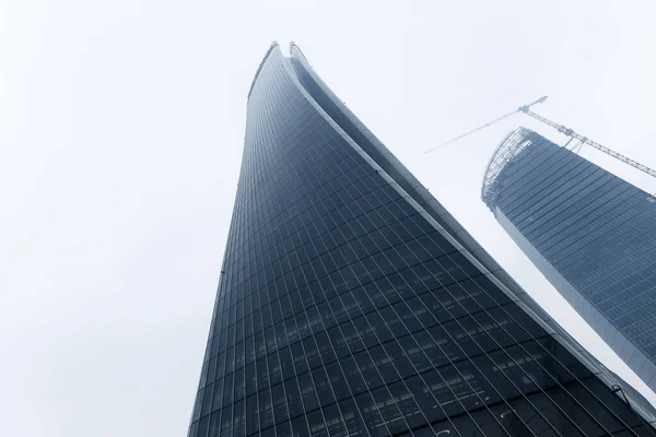 Deux immenses immeubles de bureaux modernes sur fond de ciel lumineux avec des fenêtres bleues. 01.2020 Milan . — Photo