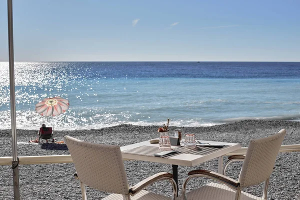 Pequeno-almoço perfeito na costa do Pacífico. Praia de areia. Um dia ensolarado brilhante . — Fotografia de Stock