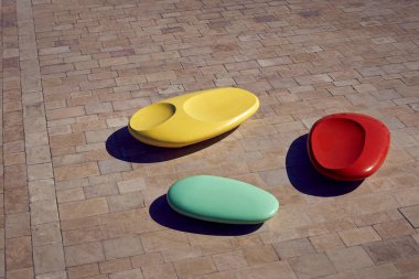 Çok renkli taşlardan. Güzel parlak bir dükkan. Alışılmadık iç mimari.