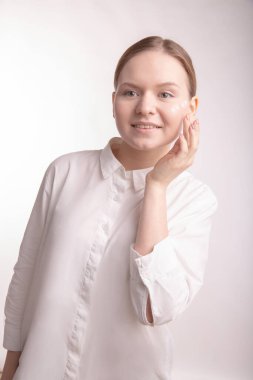 Doğal güzelliği olan bir kızın dikey fotoğrafı..