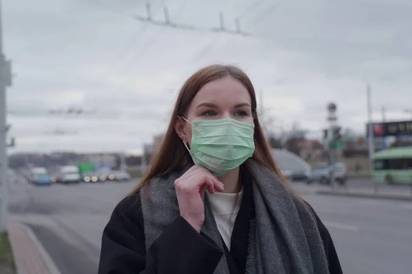 Hermosa joven salió con una máscara médica. Chica con un abrigo negro y una bufanda gris . —  Fotos de Stock