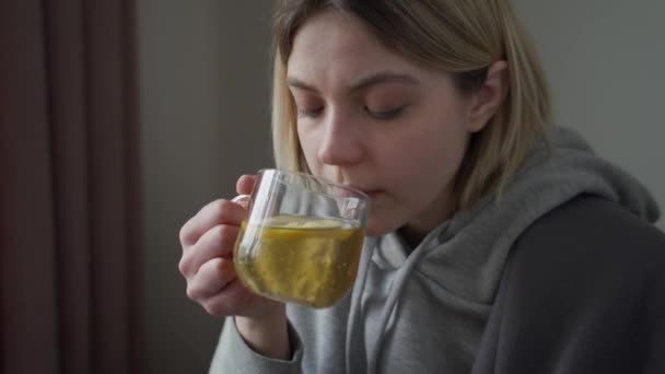 La chica en cuarentena es tratada con té caliente sabroso con limón. Conseguir vitamina natural. Tratamiento de infecciones respiratorias agudas, resfriados, bronquitis — Vídeos de Stock
