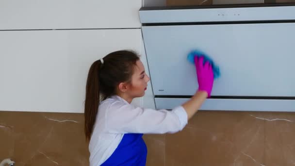 化粧と赤い唇を持つ美しい若いブルネットの女の子は横になっている間食器洗い機をこすります。横になって掃除. — ストック動画