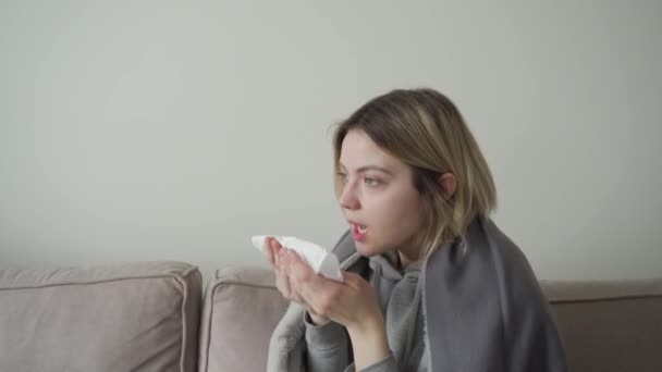 Egy fáradt szemű lány beteg és tüsszent. Orvi tünetei, coronovírus, akut légzőszervi betegség, allergia, sinusitis. — Stock videók