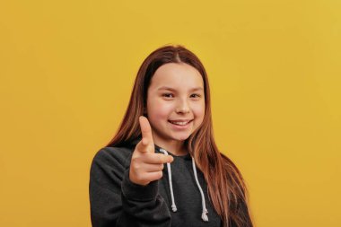 Mutlu ve komik yüzle kamerayı işaret ediyor. Harika.