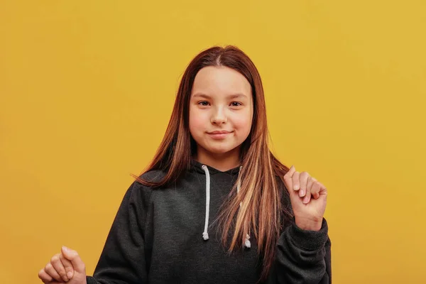 Menina com um rosto bonito puro dançando . — Fotografia de Stock