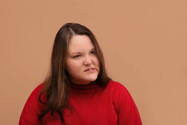 Una joven con una expresión maligna. Mirando fuera del camino . — Foto de Stock