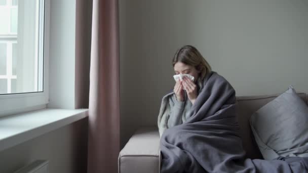 Una chica con los ojos cansados se sienta frente al onk. Está enfermo y se sonó la nariz. Síntoma de Orvi, gripe coronavirus, infecciones respiratorias agudas, sinusitis — Vídeo de stock