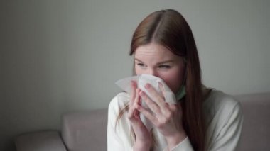 Güzel genç kız evde hasta. Kız çok öksürüyor. Orvi, koronovirüs, akut solunum hastalığı..