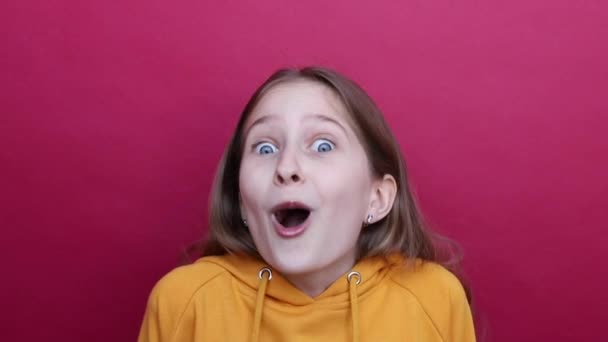 Erős érzelmi meglepetés egy tinédzser lánytól. — Stock videók