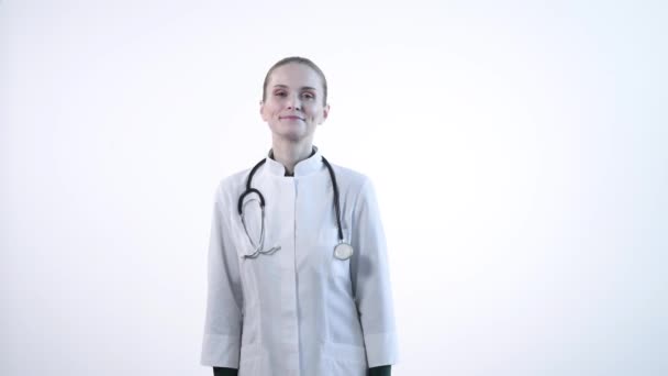 Een jonge zelfverzekerde vrouwelijke arts vouwde haar handen met een kruis. — Stockvideo