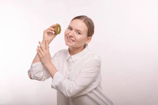 Die Anwendung von Naturkosmetik im Gesicht. Kiwi-Saft in Pflegekosmetik. — Stockfoto