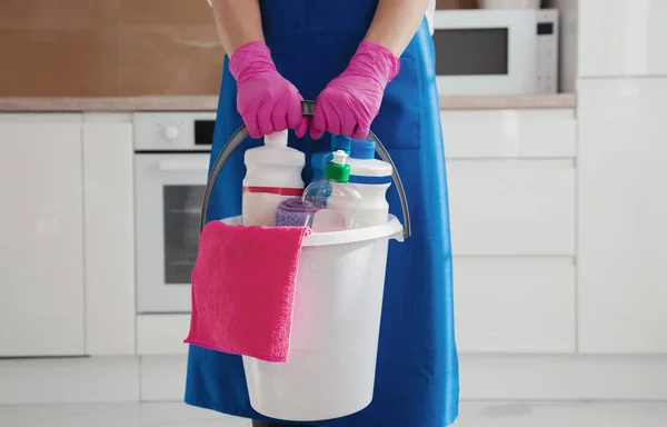Weiße Haushaltseimer für die Reinigung des Hauses. Waschmittel im Eimer. — Stockfoto