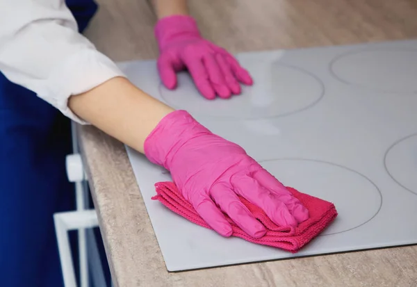 Jong mooi meisje wast een elektrisch fornuis. — Stockfoto